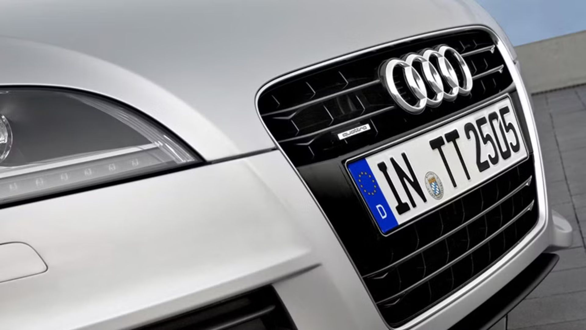 Close-up shot of the front end of a silver 2009 Audi TT 3.2 Quattro.