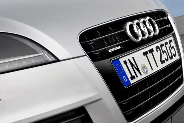 Close-up shot of the front end of a silver 2009 Audi TT 3.2 Quattro.