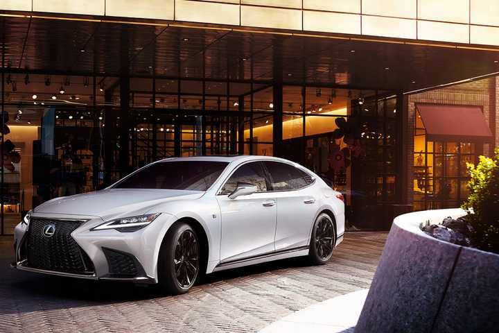 Front 3/4 shot of a 2025 Lexus LS 500