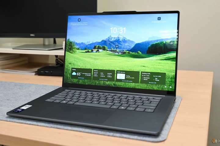 Lock screen of the Lenovo Yoga Slim 7i Aura Edition.